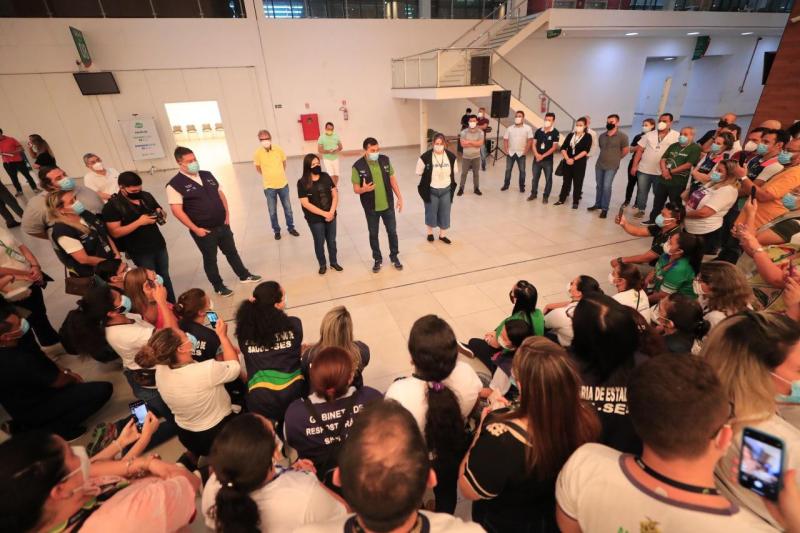 Governador Wilson Lima comemora com servidores a vacinação de cerca de 140 mil pessoas contra a Covid-19 em Manaus, em dois dias