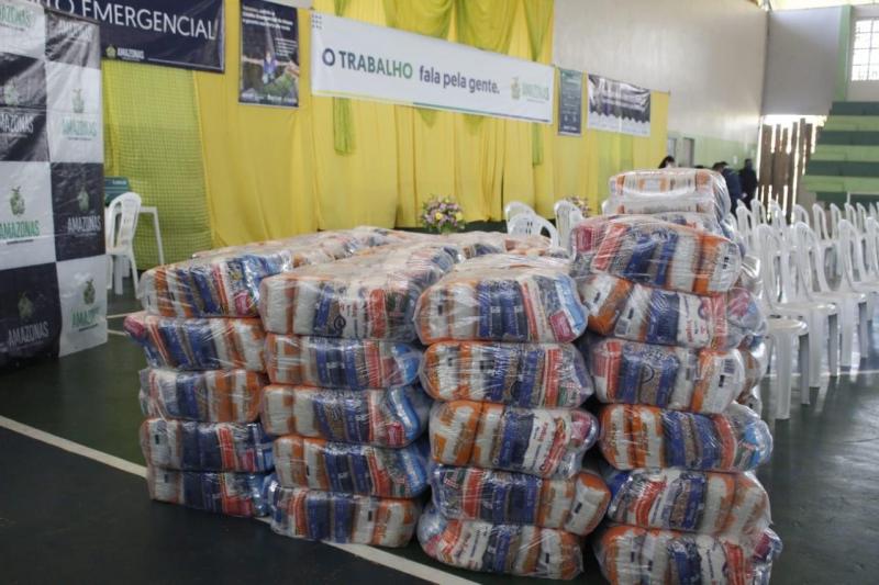 Governo do Amazonas e Governo Federal entregam cestas básicas para pescadores em Novo Airão