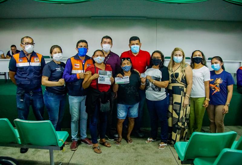 Famílias de Parintins atingidas pela enchente passam a receber auxílio financeiro