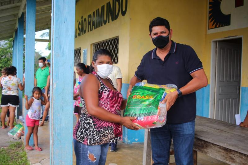 Prefeito Bi Garcia acompanha a entrega de 2.400 cestas básicas a ribeirinhos dos rios Uaicurapá e Jacu