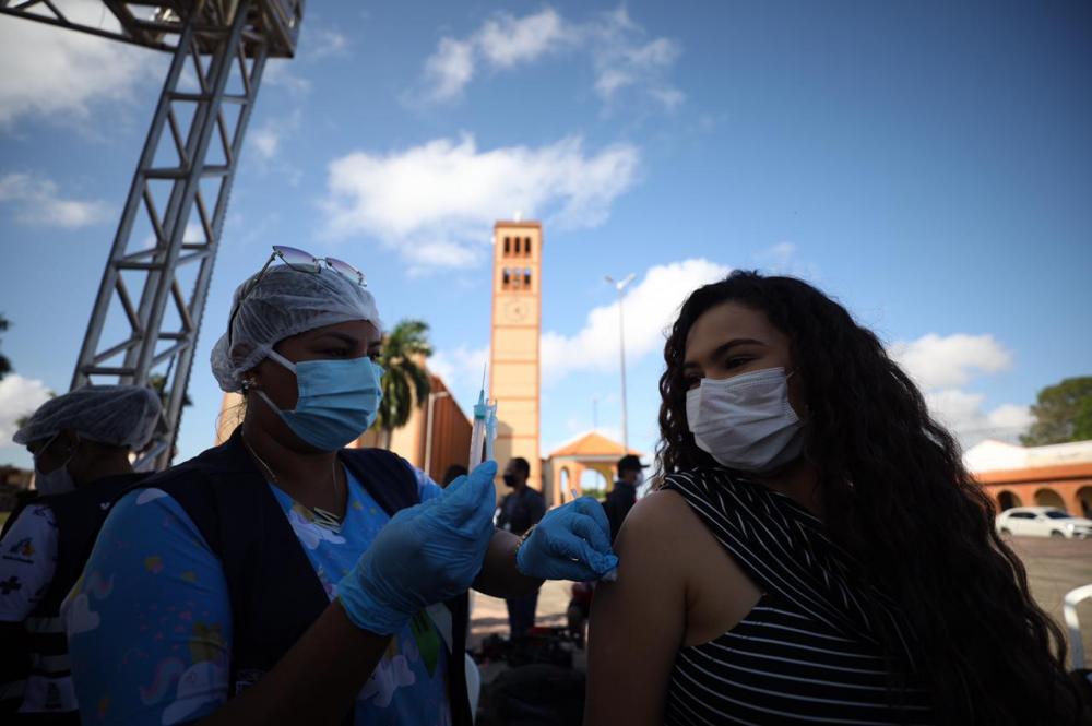 Jovens aderem à vacinação contra a Covid-19 em Parintins