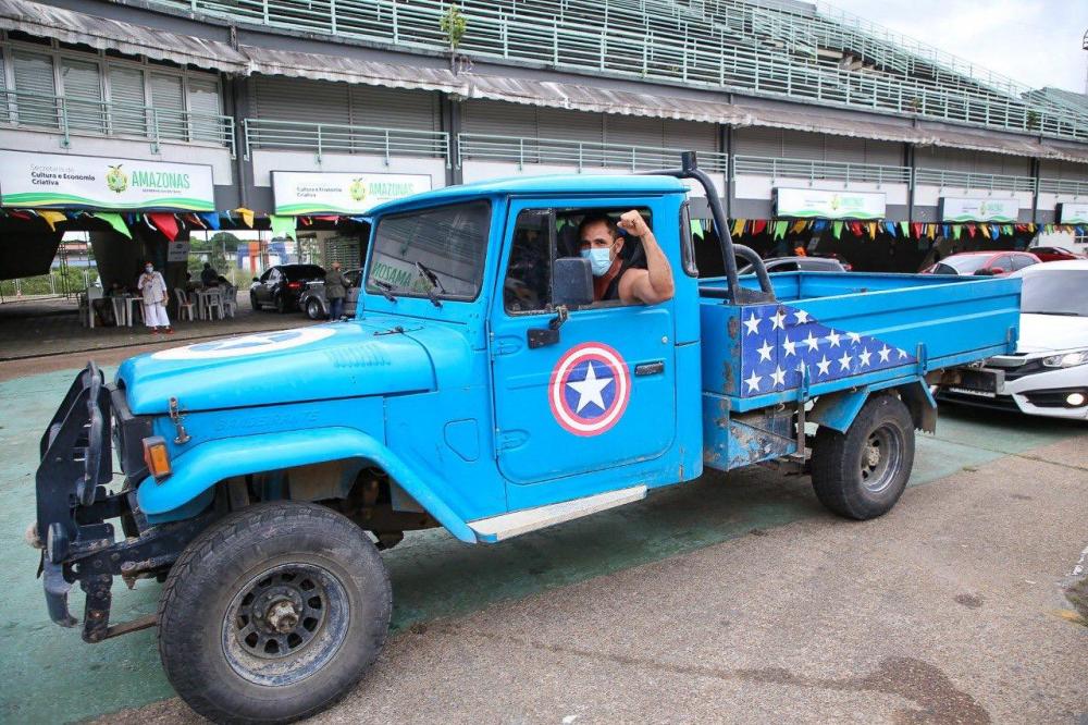 'Capitão América' das estradas viajou 11 horas para se vacinar contra a Covid-19