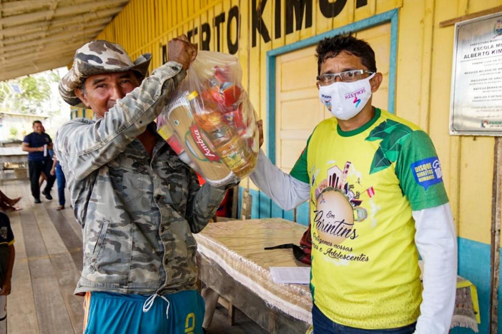 Município e Estado prosseguem entrega de cestas básicas e cartões enchente na zona rural de Parintins