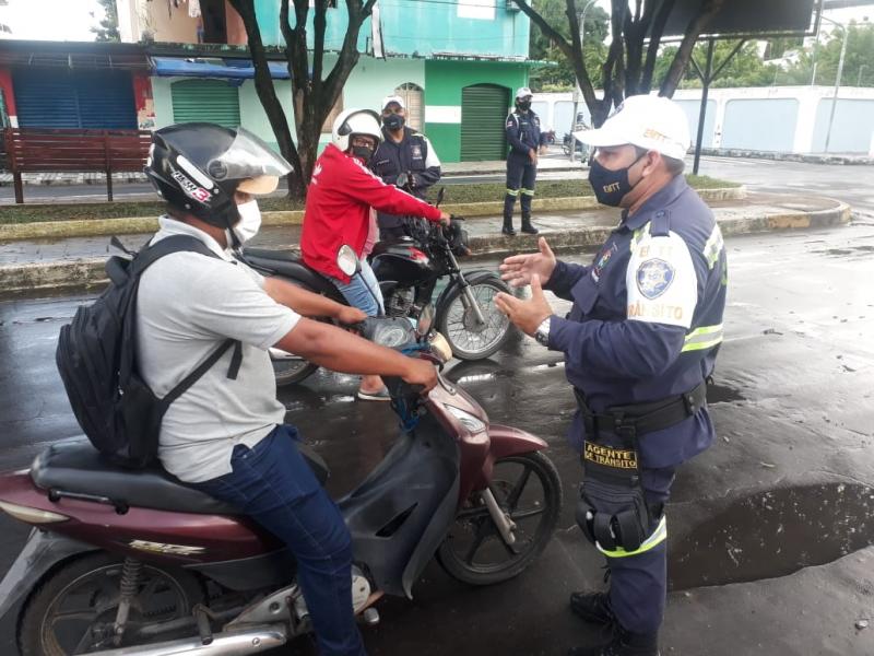 Empresa Municipal de Trânsito e Transportes (EMTT) executa conscientização no trânsito para condutores de veículos, em Parintins 