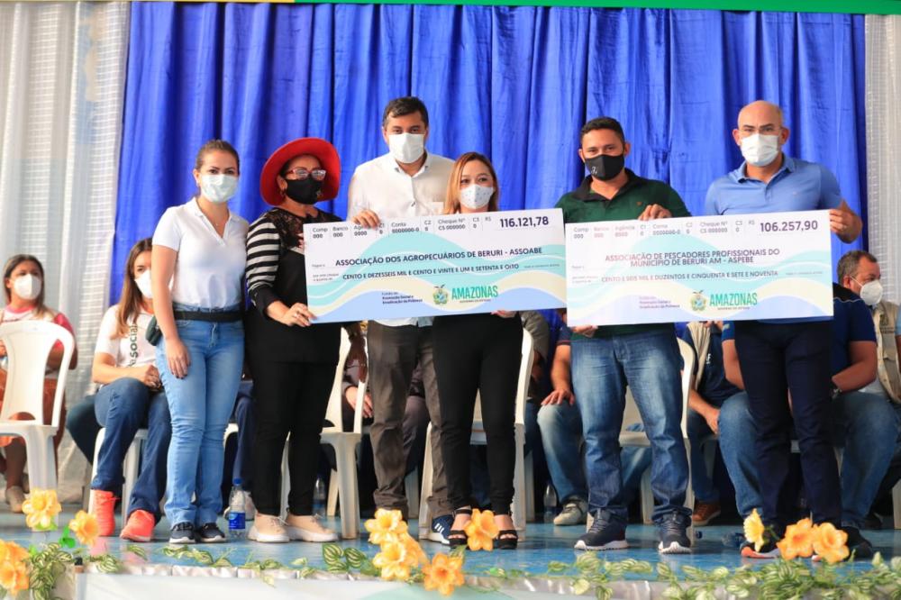 Governador Wilson Lima entrega equipamentos, sementes e crédito a produtores rurais de Beruri