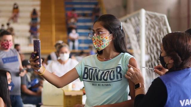 Manaus vacina jovens a partir de 18 anos até às 19h desta segunda-feira (26)