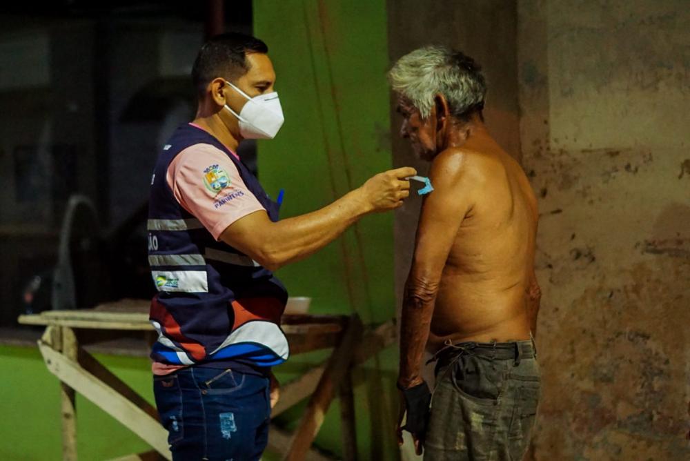 Em Parintins, pessoas em situação de rua são vacinadas
