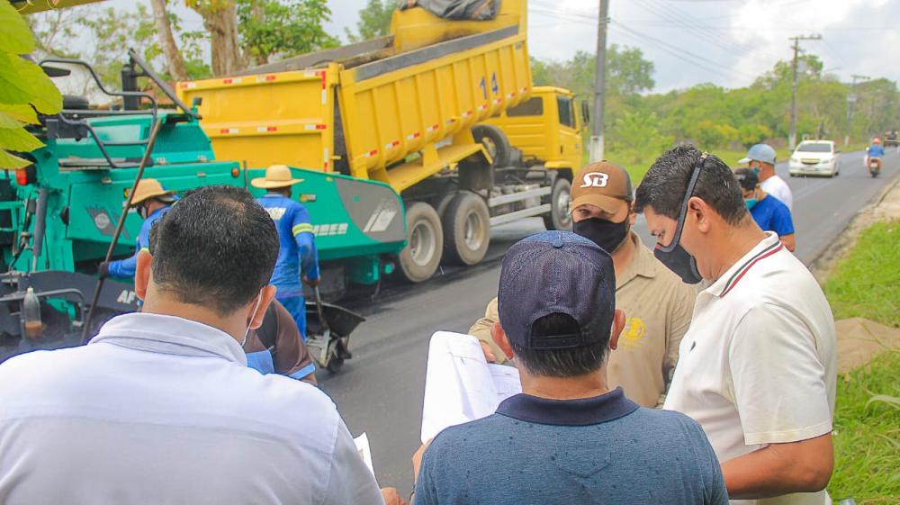 Prefeito Bi Garcia vistoria recapeamento da estrada do Macurany
