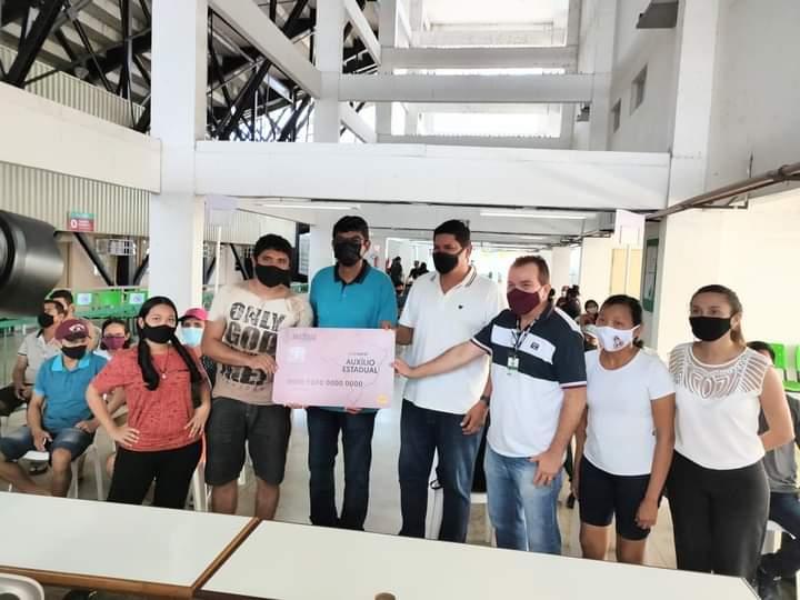 Trabalhadores da Cultura de Parintins recebem cartões do Auxílio Estadual