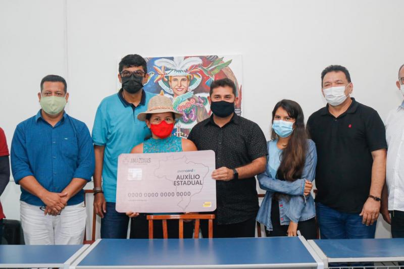 Em Barreirinha, trabalhadores da Cultura recebem cartões do Auxílio Estadual