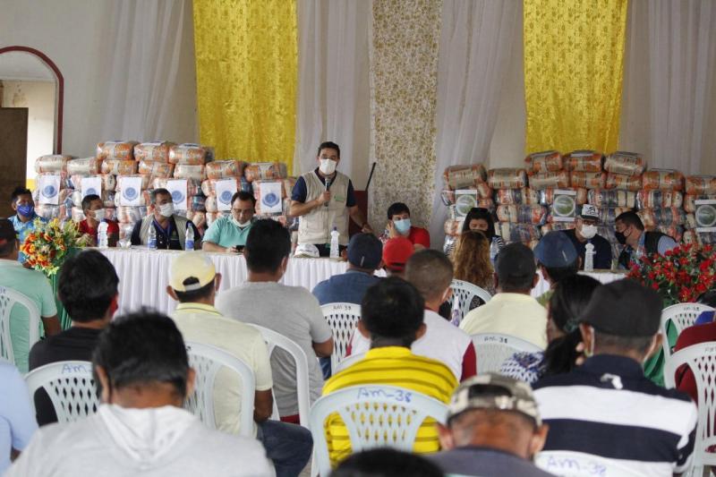 Governo do Amazonas entrega 2,5 mil cestas básicas para pescadores em quatro municípios do interior