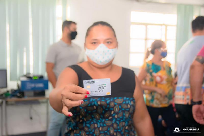 Trabalhadores da cultura de Nhamundá recebem cartões do Auxílio Estadual