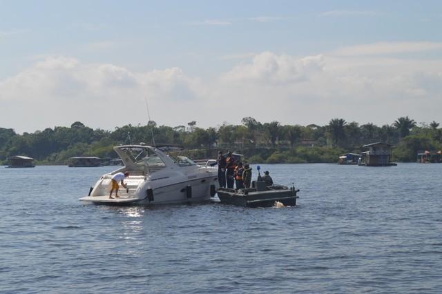 Operação da Marinha apreende embarcações e lacra 11 flutuantes em Manaus