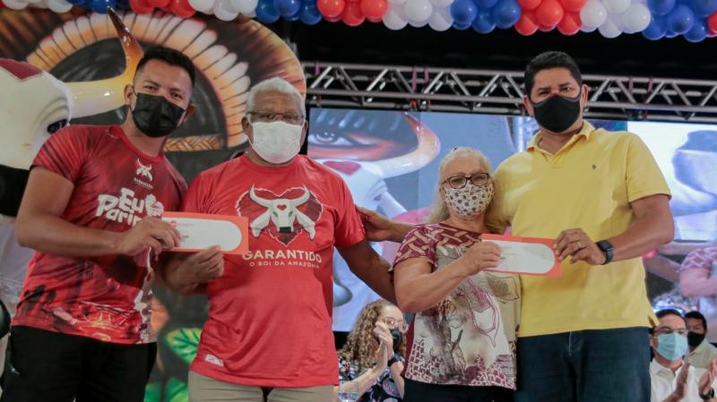 Prefeitura de Parintins, Governo do Amazonas e Maná Produções entregam 1 mil tickets alimentação a artistas parintinenses