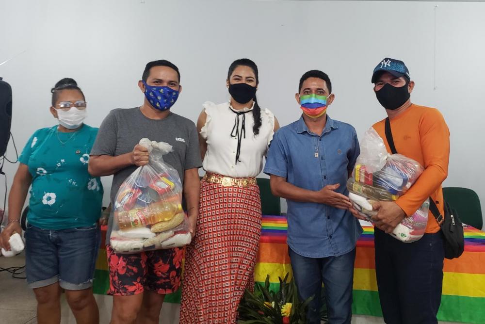 Primeira-dama de Parintins, Mayra Dias, faz entrega de cestas básicas ao movimento LGBTQIA+ do município
