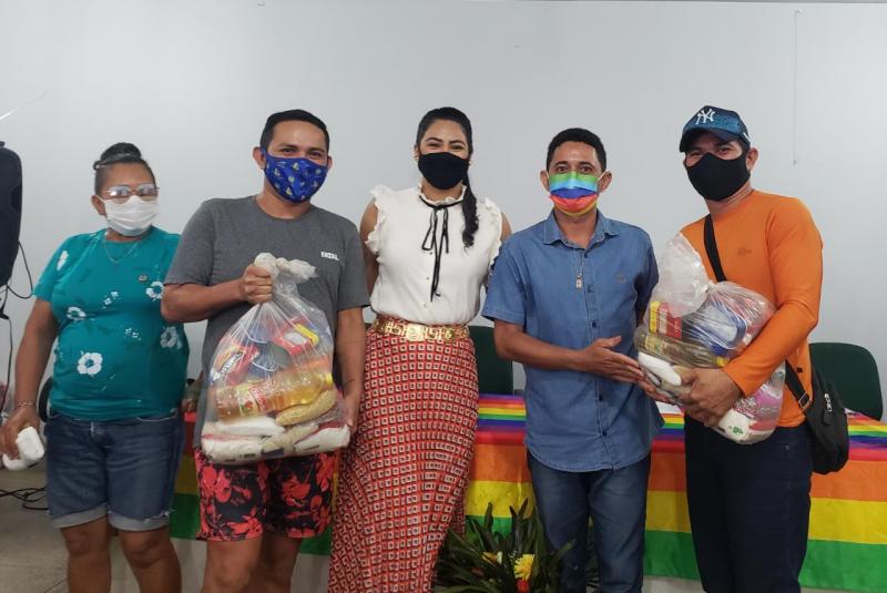 Primeira-dama de Parintins, Mayra Dias, faz entrega de cestas básicas ao movimento LGBTQIA+ do município