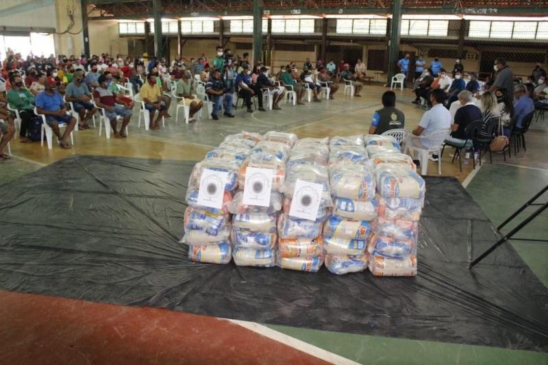 Governo do Amazonas entrega cestas básicas para pescadores de Lábrea e Boca do Acre