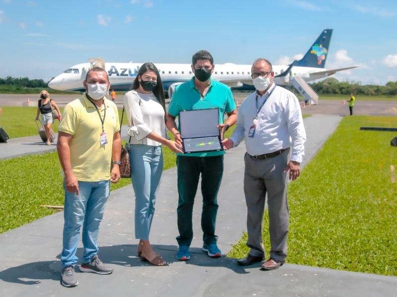 Prefeito de Parintins recebe homenagem da Azul Linhas Aéreas 