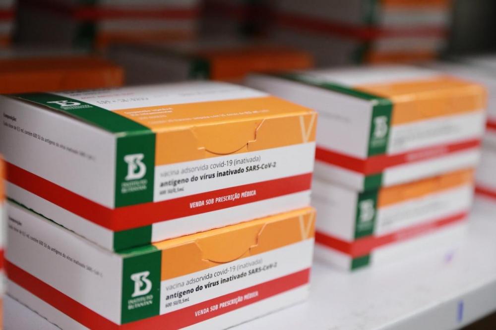 Governo do Amazonas recebe 21 mil doses de vacina contra Covid-19
