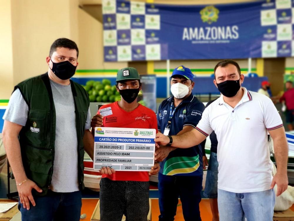 Governo do Amazonas entrega R$ 195 mil em crédito rural a pescadores e agricultores familiares de Manaquiri