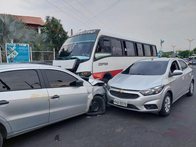 Assaltantes tentam fugir da polícia e causam acidente em avenida de Manaus