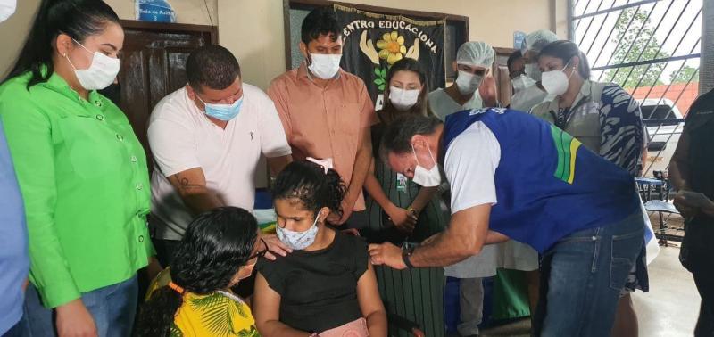 Em Iranduba, menina de 13 anos que sobreviveu à Covid-19 é a primeira adolescente vacinada do interior do Amazonas