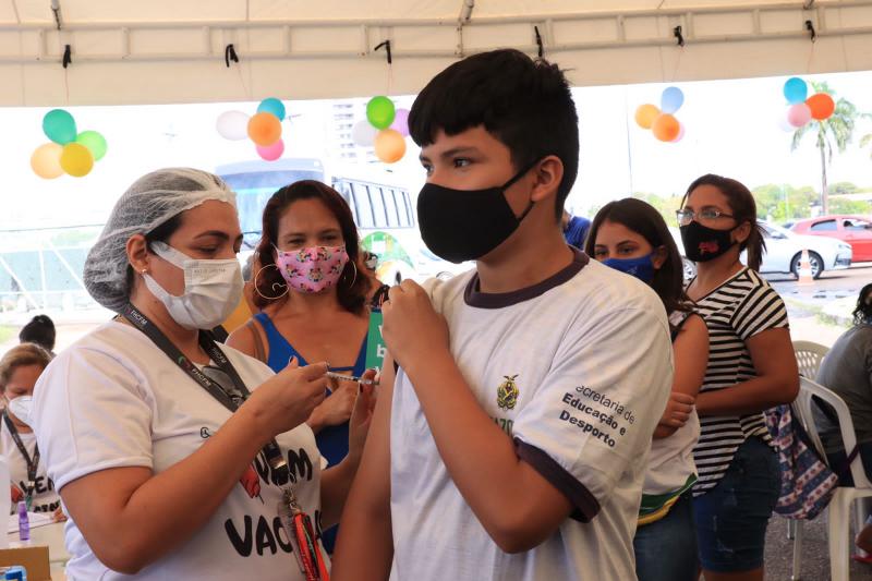 Carona Solidária: Governo do Amazonas leva estudantes da rede estadual para vacinação contra Covid-19