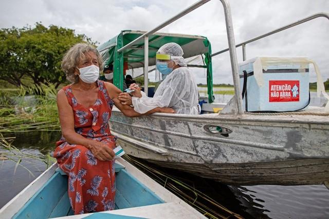 Amazonas alcança a marca de 50% da população com pelo menos uma dose da vacina contra a Covid; Brasil tem 56%