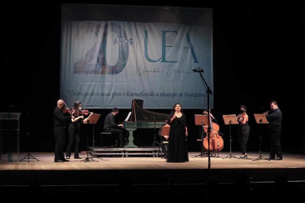 UEA celebra 20 anos no Teatro Amazonas