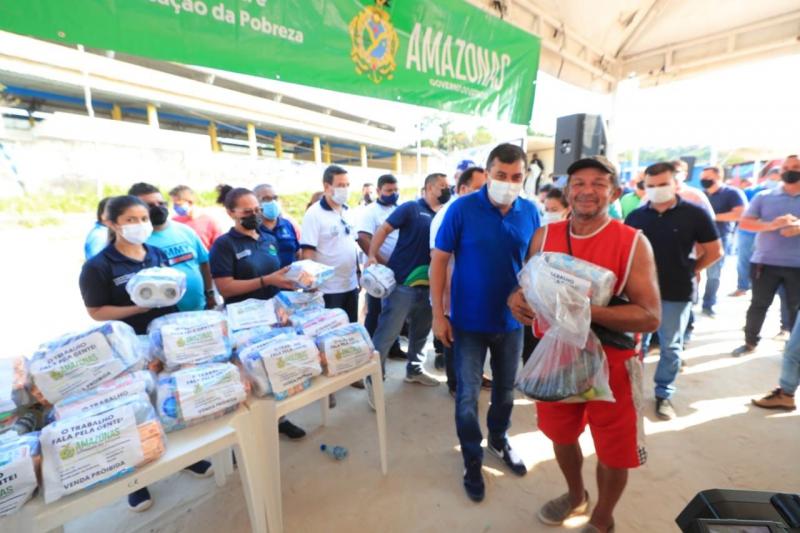 Governador Wilson Lima entrega 3 toneladas de peixe e kits de higiene para 1,5 mil famílias na zona leste