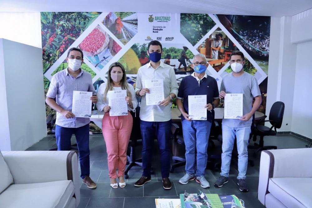 Após Saullo Vianna destinar R$ 410 mil em emendas, Prefeitura de Nhamundá assina convênio para adquirir implementos agrícolas Após Saullo Vianna destinar R$ 410 mil em emendas, Prefeitura de Nhamundá assina convênio para adquirir implementos agrícolas
