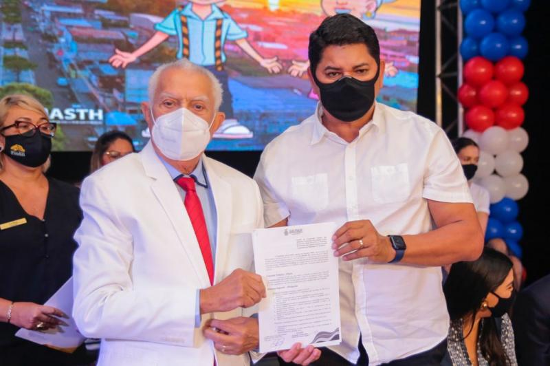 Prefeito Bi Garcia assina termo para implantação da Universidade Aberta da Terceira Idade em Parintins