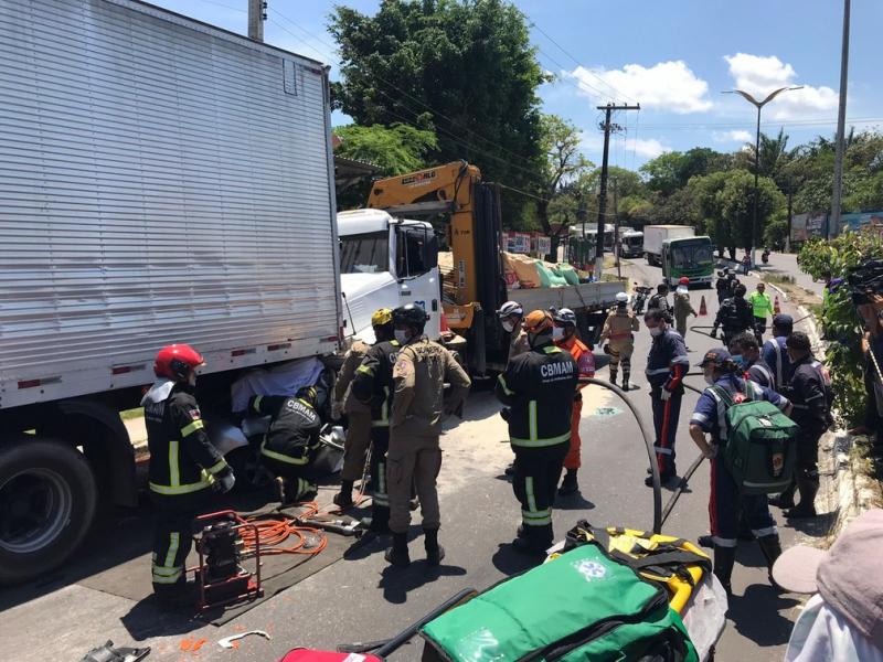 Em Manaus, duas mulheres morrem após carro ser prensado entre dois caminhões