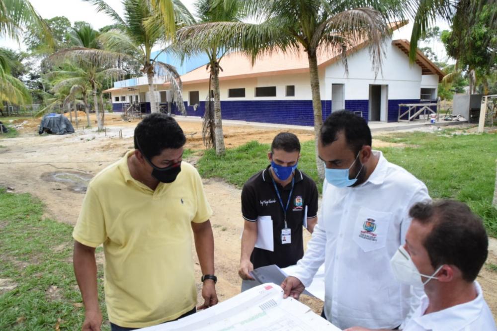 Prefeito Bi Garcia vistoria obra do CAPS AD de Parintins