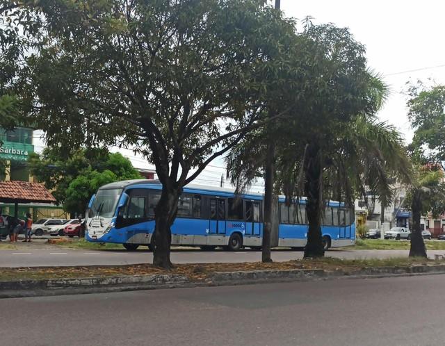 Após perseguição, suspeitos de assalto a ônibus são baleados e detidos, em Manaus