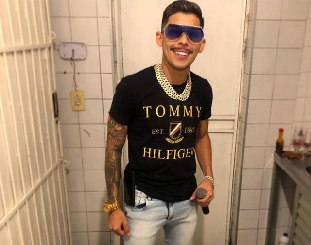 Morre cantor de forró baleado após sair de casa de shows em Manaus