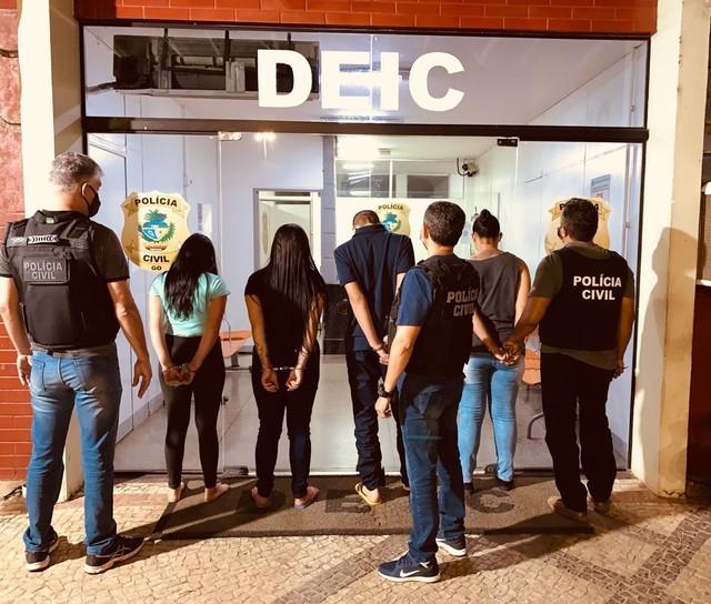 Presos estelionatários que aplicaram golpe do 'novo número' em idosa de Manaus