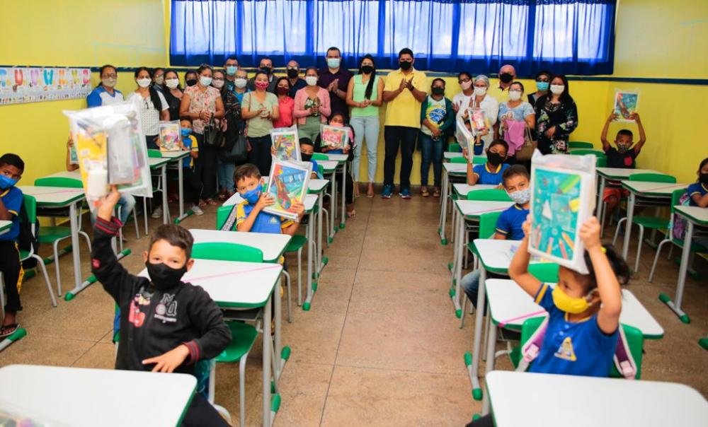 Mantendo investimentos na educação, Prefeitura de Parintins inicia entrega de mais de 17 mil kits escolares