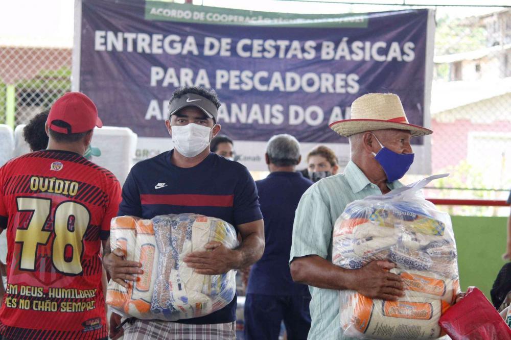 Governo do Amazonas entrega 4,4 mil cestas básicas para pescadores da região do Baixo Solimões