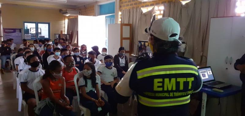 Agentes da EMTT Parintins realizam palestra nas escolas, em alusão a Semana Nacional de Trânsito