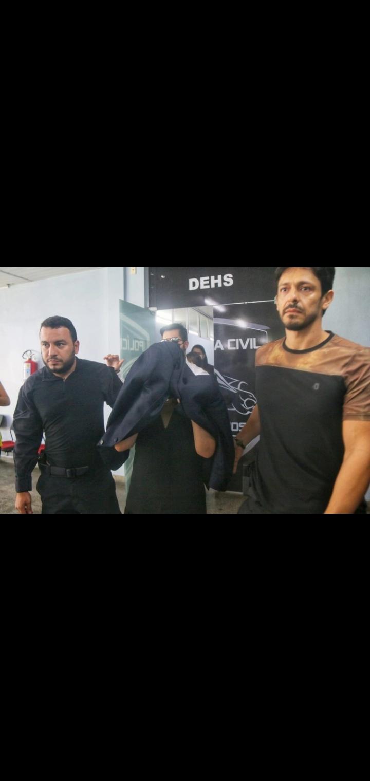 Casal dono do supermercado Vitória se entrega em delegacia, em Manaus