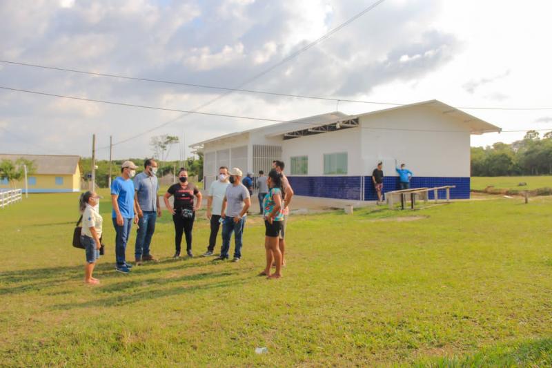 Prefeito em exercício, Mateus Assayag, vistoria conclusão de obras nas comunidades Fluminense, Peixe Marinho, Maranhão e Tracajá   