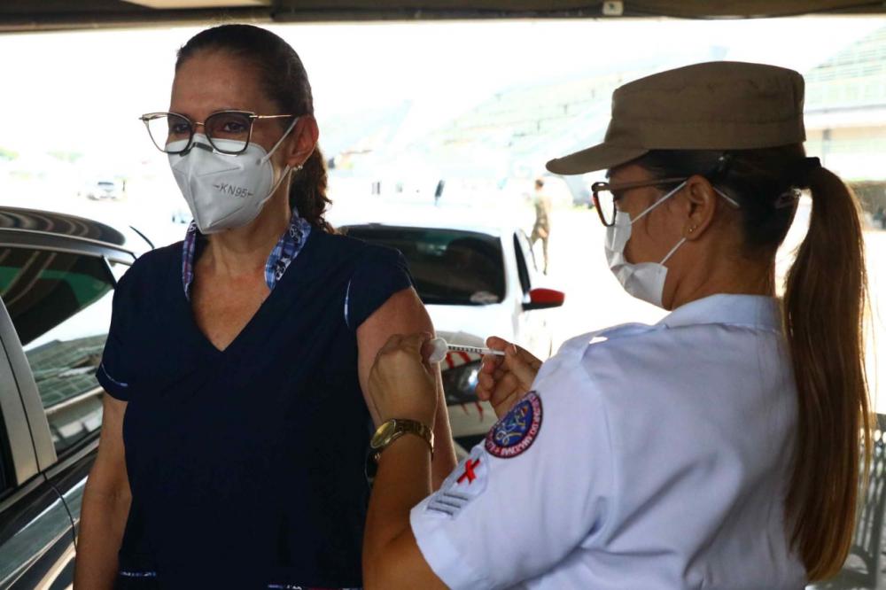 Vacina Amazonas: maior certeza de segurança e felicidade contagiam profissionais de saúde com dose de reforço