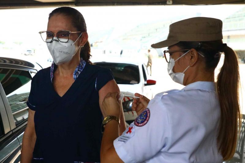 Vacina Amazonas: maior certeza de segurança e felicidade contagiam profissionais de saúde com dose de reforço