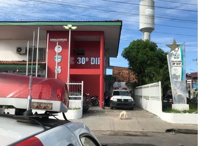 Briga de família termina com padrasto morto e enteado preso, em Manaus