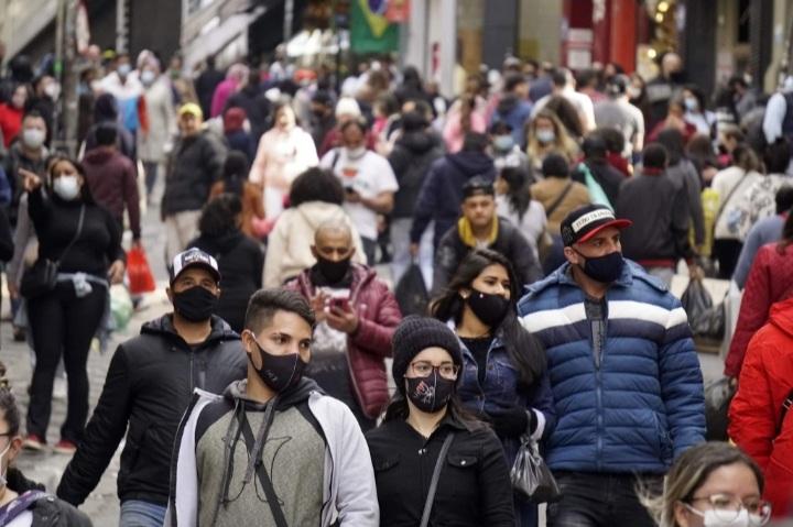 Cidade de São Paulo estuda liberar uso de máscaras em locais públicos na segunda quinzena de outubro