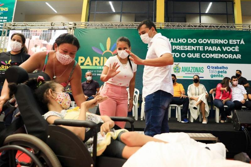 “Ela nunca teve uma cadeira de rodas; vai ajudar muito”, diz mãe de criança PcD beneficiada em ação do Estado, em Parintins