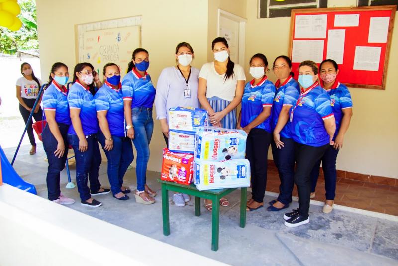 Mayra Dias doa fraudas de seu chá revelação para crianças de Serviço de Acolhimento