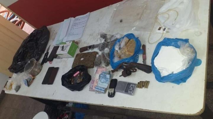 Em Parintins, trio é preso por tráfico de drogas e porte de arma