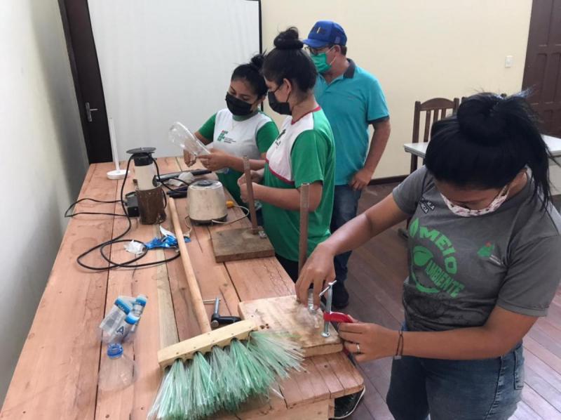 Sedema promove oficinas para fabricar vassouras ecológicas de garrafas PET